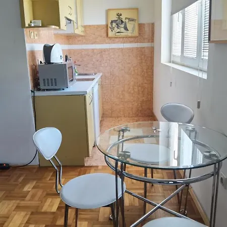 With Free Parking Daire